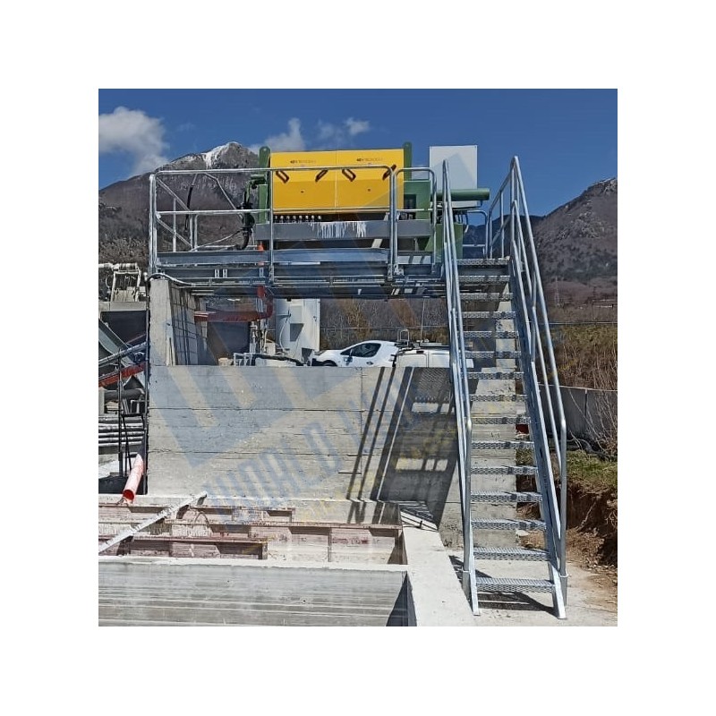 Struttura di sostegno filtropressa con scala di accesso e passerella di ispezione - zincata a caldo