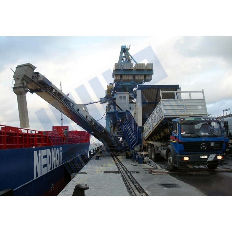 Shiploader for bulk material loading